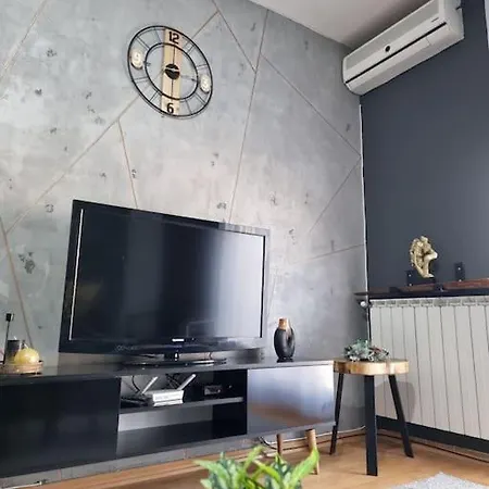 Marilyn Lux - Center