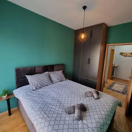 Marilyn Lux - Center