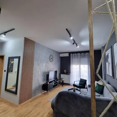 Marilyn Lux - Center *