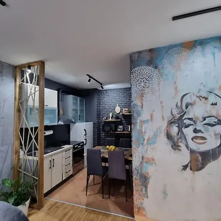 Marilyn Lux *