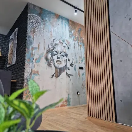 Marilyn Lux - Center * Skopje