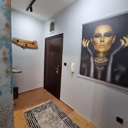 Marilyn Lux - Center Skopje