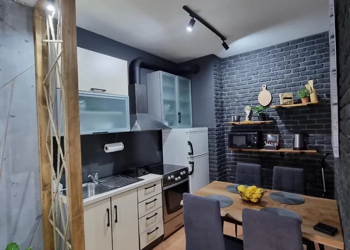 Marilyn Lux - Center