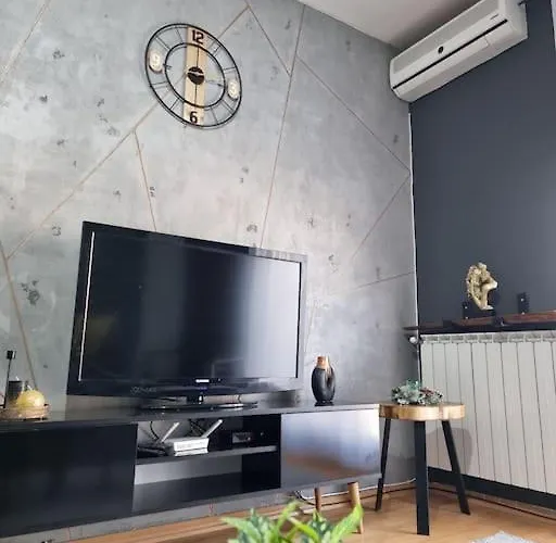 Marilyn Lux - Center