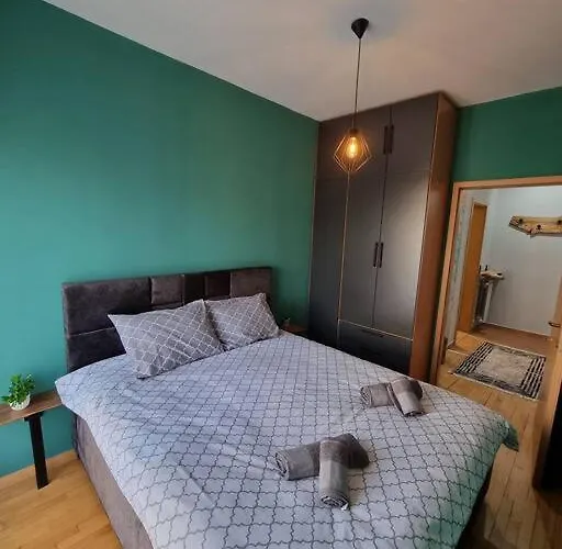 Marilyn Lux - Center