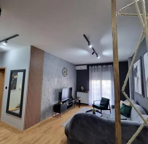 Marilyn Lux - Center *