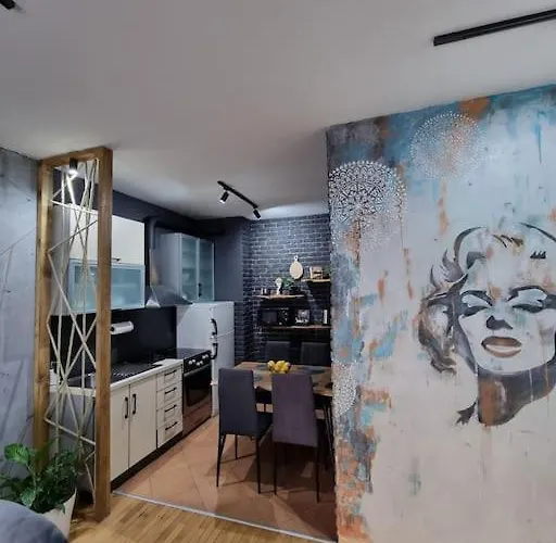 Marilyn Lux - Center *