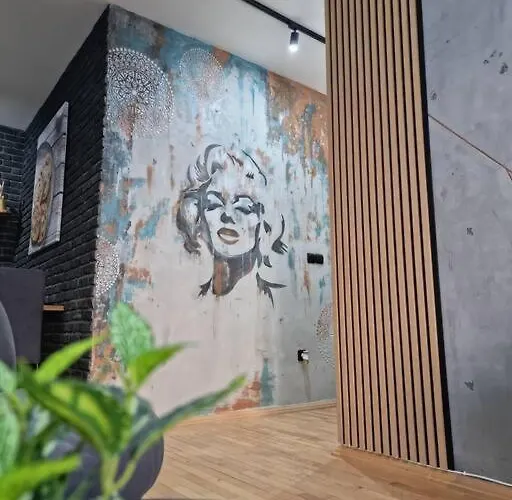 Marilyn Lux - Center * Skopje