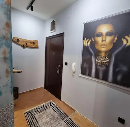 Marilyn Lux - Center Skopje